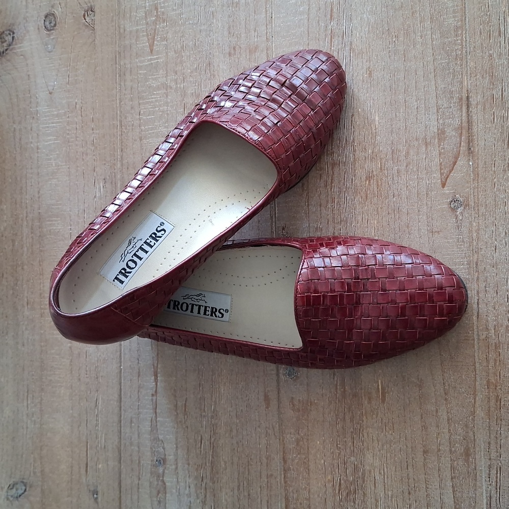 Trotters Women's "Liz" Burgundy/Red Woven Slip-on Leather Loafer (Size US 9.5WW)